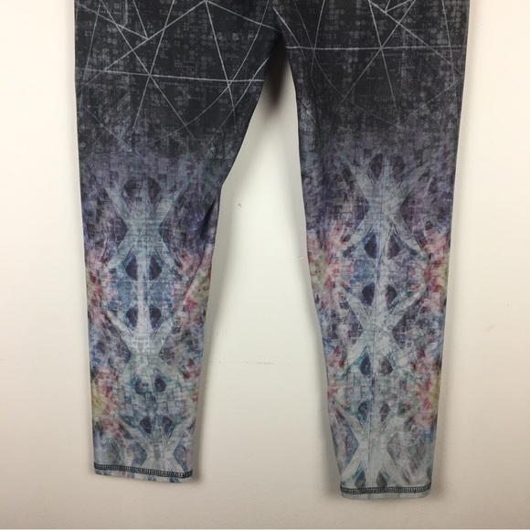 Evolution and Creation Active Gray Tie Dye Geometric Stretch Leggings Medium - Picture 3 of 9